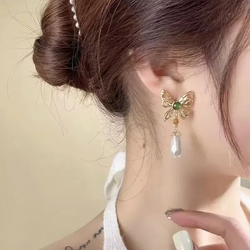 Vintage Hollow Butterfly Opal Dangle Earrings for Women Senior Temperament Baroque Pearl Pandents New Trend Jewelry Girls Gift