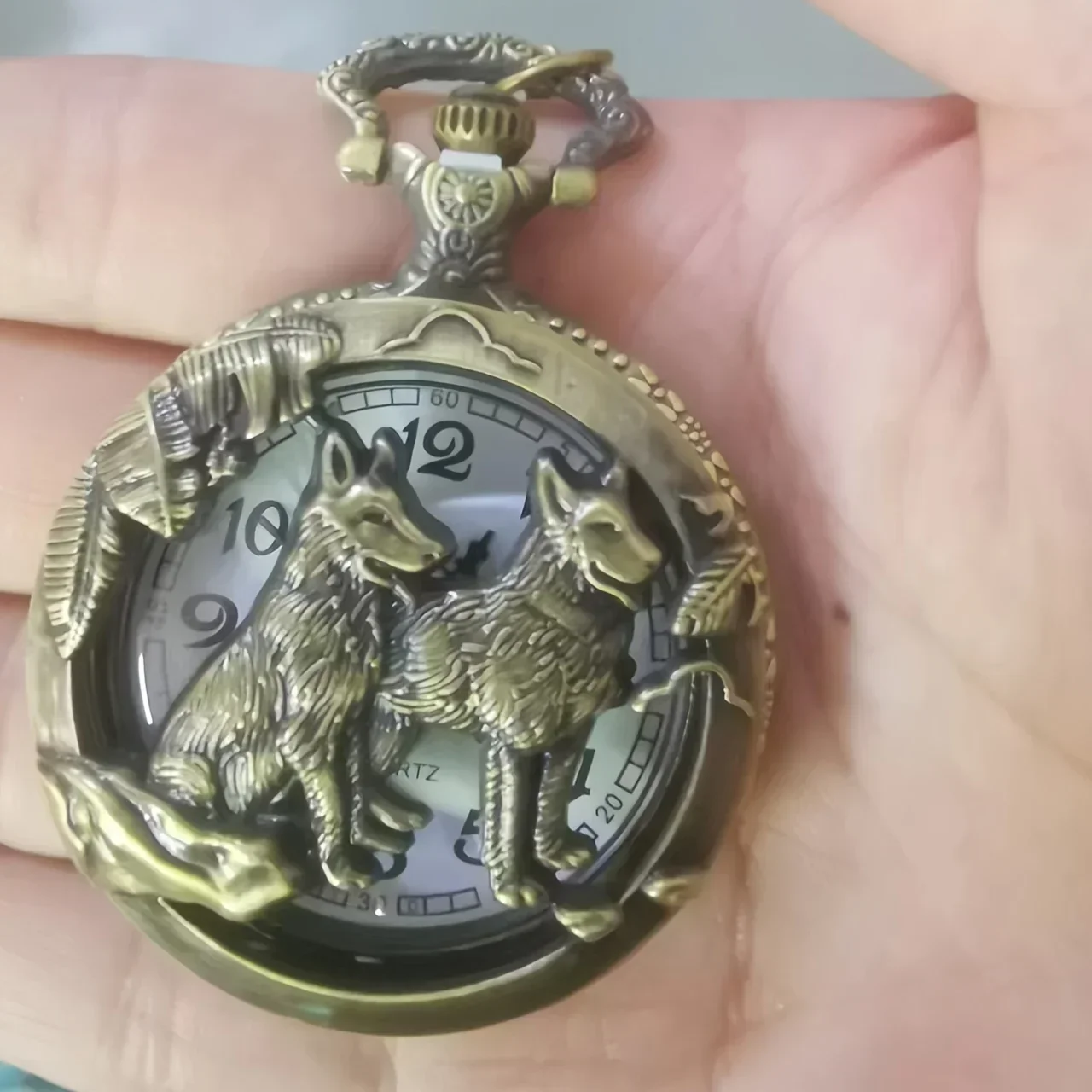 หมาป่าคลาสสิกควอตซ์นาฬิกาพ็อกเก็ตนาฬิกา Vintage Hollow Out สร้อยคอนาฬิกาของขวัญของที่ระลึกสําหรับคนรักสัตว์ป่า