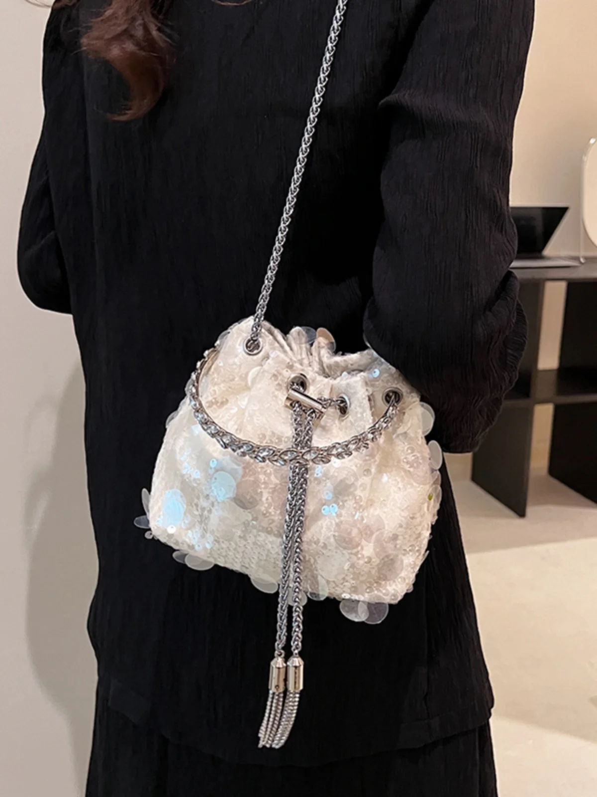 Women's Bag Light Luxury Sequin Chain Tassel Bucket Handbags Temperament Versatile Single Shoulder Crossbody Bags Birthday Gift