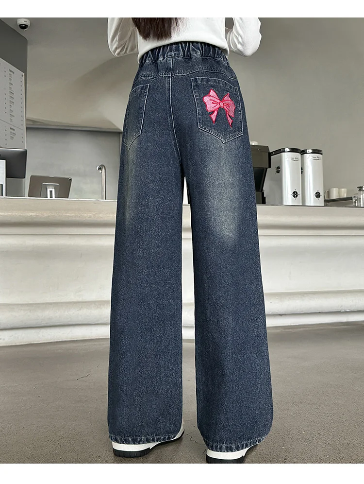 Schmal geschnittene Schulmädchen-Jeans mit Schleifen an den Gesäßtaschen, Kinder-Frühlings-Vintage-Denim-Hose mit Schleife, lässige Kinderhose – Detail 4