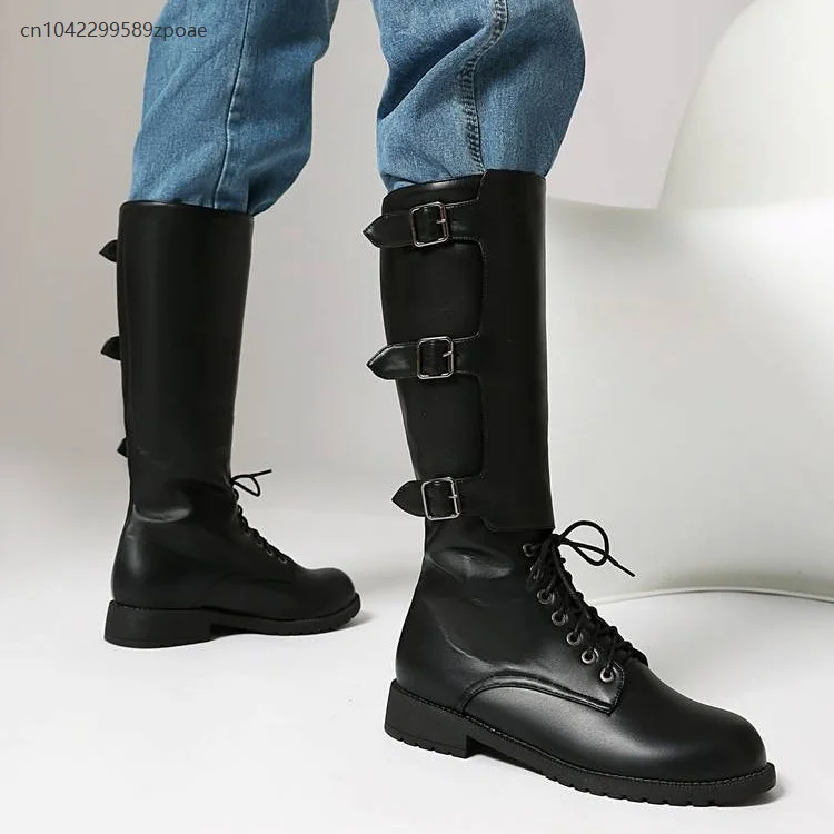 รองเท้าบูททรงสูงแบบผูกเชือก สไตล์ยุคกลางย้อนยุค สำหรับฤดูใบไม้ร่วงและฤดูหนาว หัวเข็มขัดแบบร้อยเชือก สำหรับผู้ชาย ไซส์ใหญ่ หนัง PU หัวมน สีพื้น