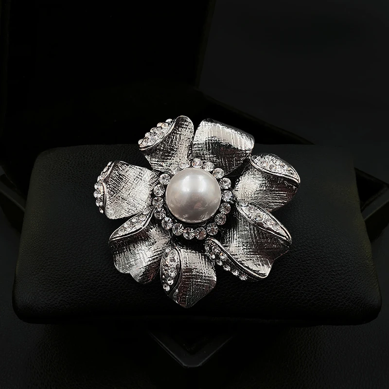 

Retro Elegant Metal Flower Brooch Exquisite High-End Corsage for Women Suit Fashion Luxury Coat Neckline Pins Pearl Jewelry 1863