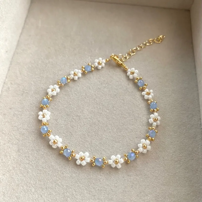 Blaues, perlenbesetztes Gänseblümchen-Blumenarmband, ein wunderschönes Blumenarmband, ein Geschenk für Sie