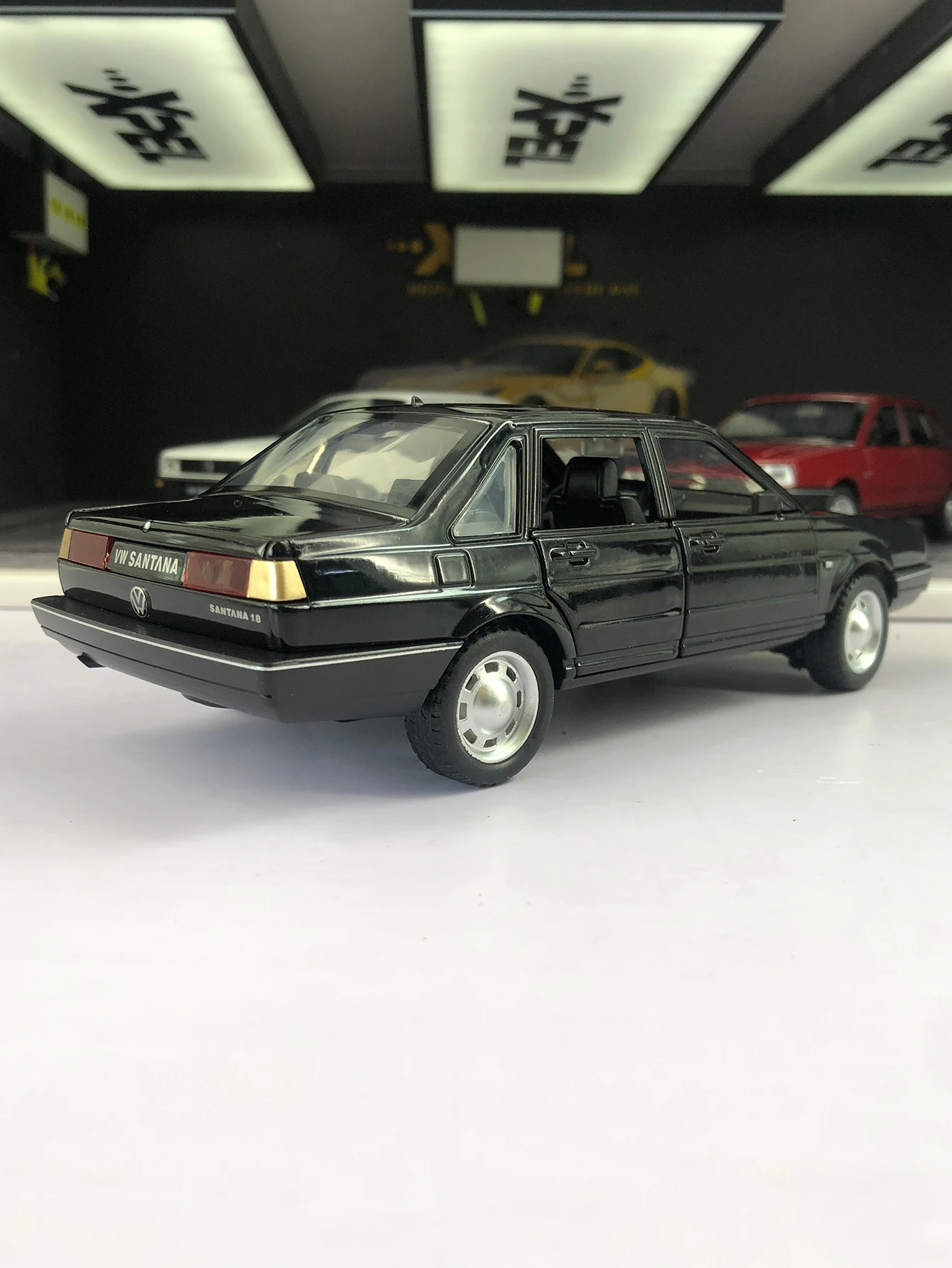 1:24 simulatie Santana-modelauto van zinklegering, statisch ornament, verzamelbare cadeau-auto van metaal