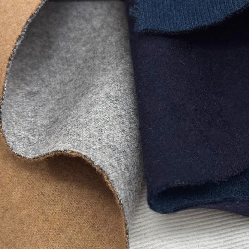 

1 метр верблюжьего серого цвета, двусторонняя трикотажная шерстяная ткань, микроэластичный двухслойный толстый свитер, приятная для кожи зимняя ткань