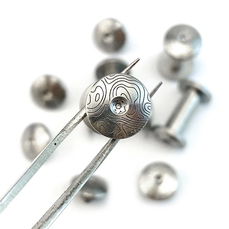 

8 комплектов/лот, подходит для отверстий 5 мм, нержавеющая сталь, с резьбой под дамасскую гайку, для рукоятки ножа, винты M4, парные фиксирующие шпильки-заклепки