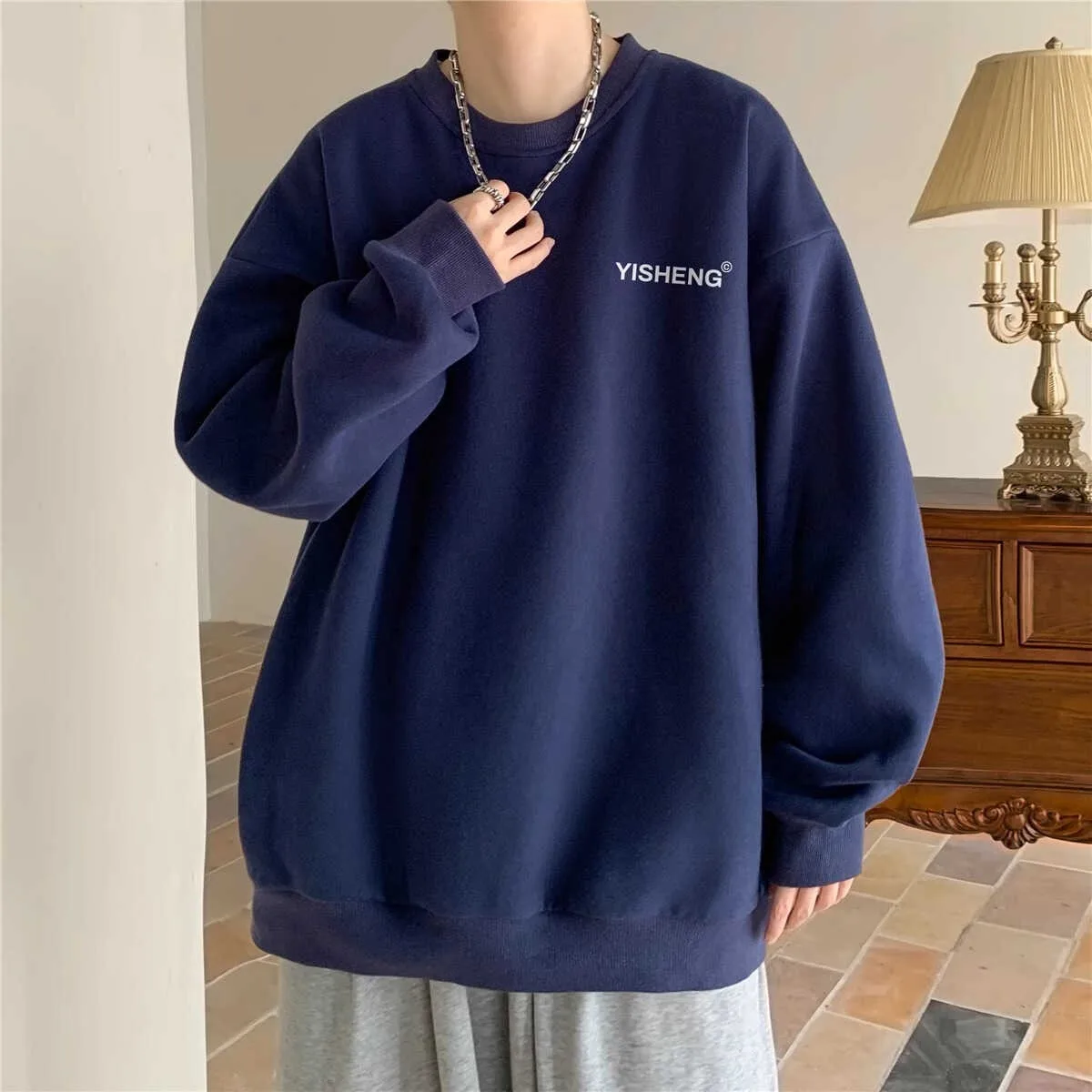 Hoodie leher bulat untuk pria di musim semi dan musim gugur, dengan gaya keren dan kasar. Kaos lengan panjang dengan potongan longgar dan atasan, trendi