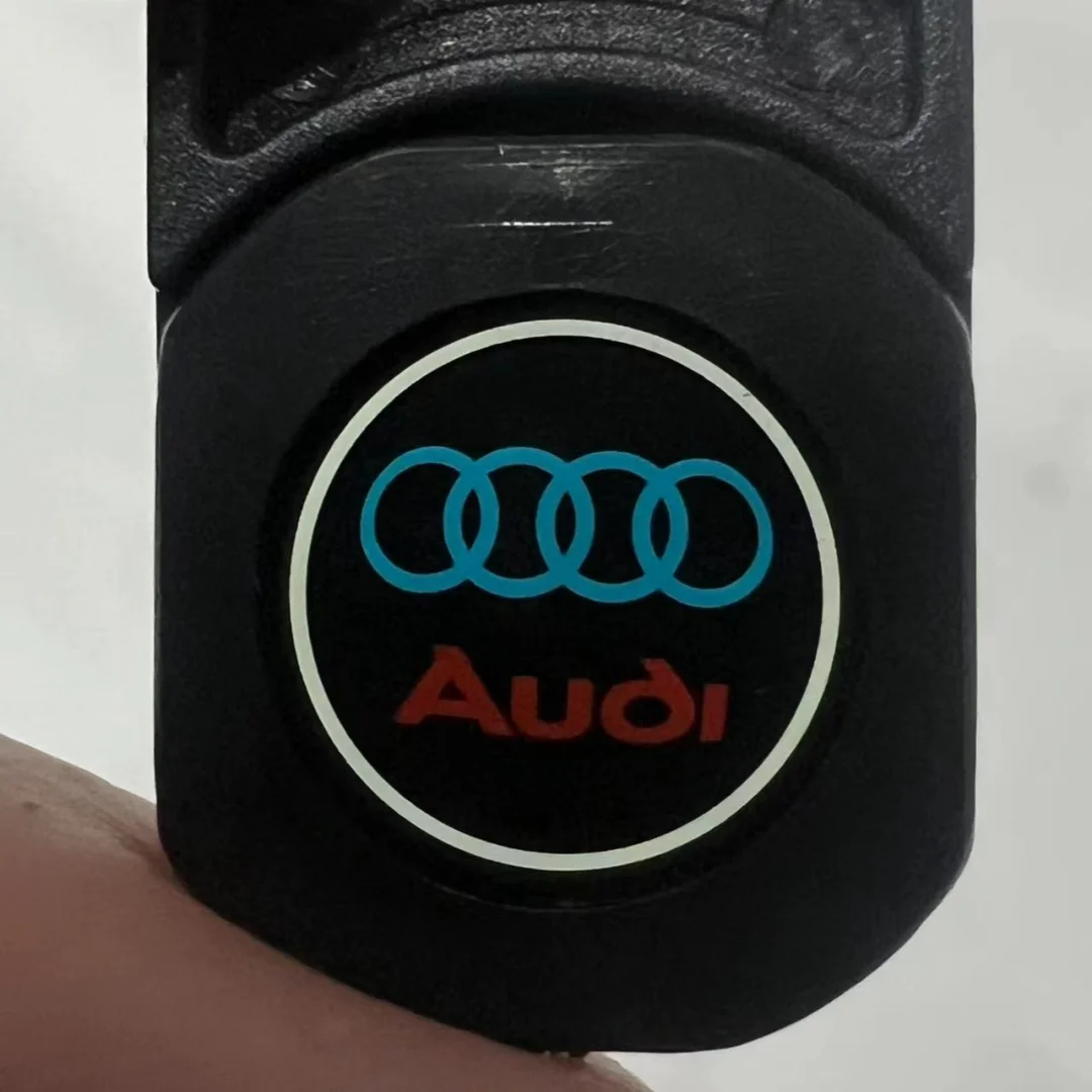 

Горячая новинка 2026: 2 шт. светодиодных проекционных ламп-эмблем для Audi (четырехкольцевые), черный корпус, для Audi Sline TT RS A3 A4 A6 Q3 Q7 Q8 A5 S