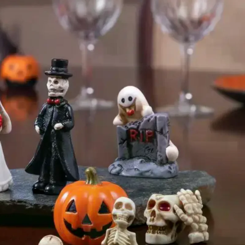 Halloween Mini Resin Skull Coffin Figurine Scary Cartoon Ghost Statue Small Spooky Prop for Trick or Treat Event Decor