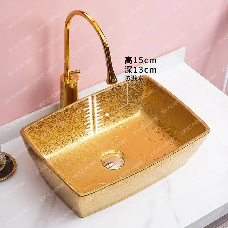 

Золотой керамический умывальник, квадратный стол, одиночная раковина, местный тиран, золотой отель, ванная комната, умывальник для лица