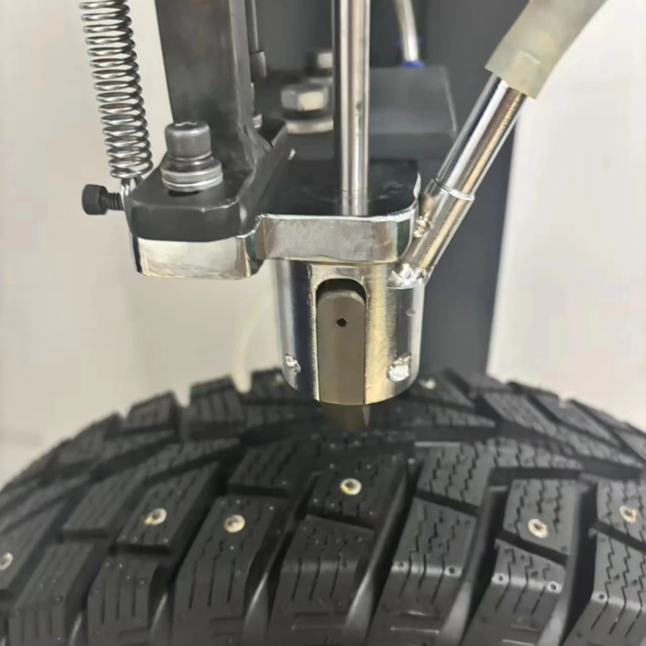 Electric Semi-Automatic Tire Stud Inserting Machine for Winter Snow Spike PCR Tires 13-22 Inches up to 450 Pieces