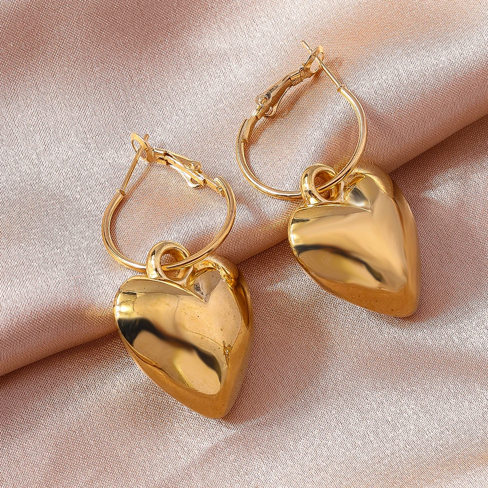 Aihua Metallglänzende Herz-Creolen im amerikanischen Stil für Damen, modische goldfarbene Herz-Ohrringe, Party-Schmuck-Accessoires – Detail 5