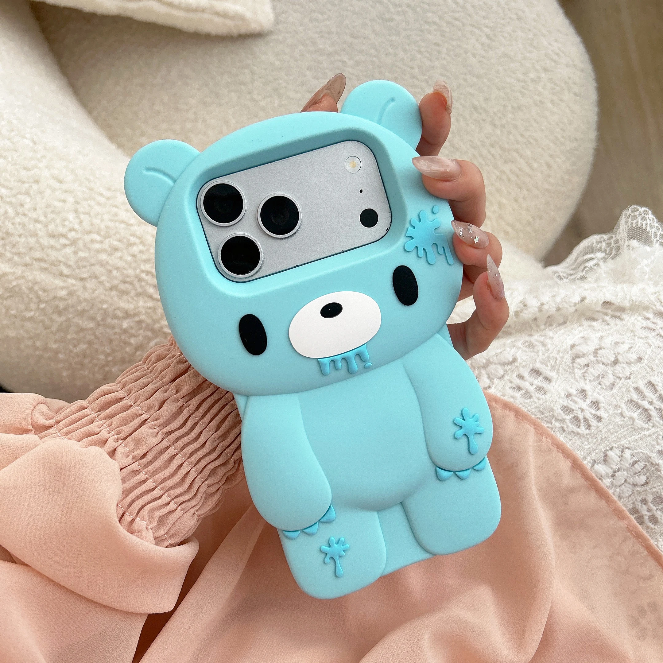 3D Cartoon Niedlicher Blauer Einzigartiger Blutiger Bären-Rilakkuma Handyhülle für iPhone 18 17 16 15 14 13 12 Pro Max Weiche Silikonhülle – Detail 6