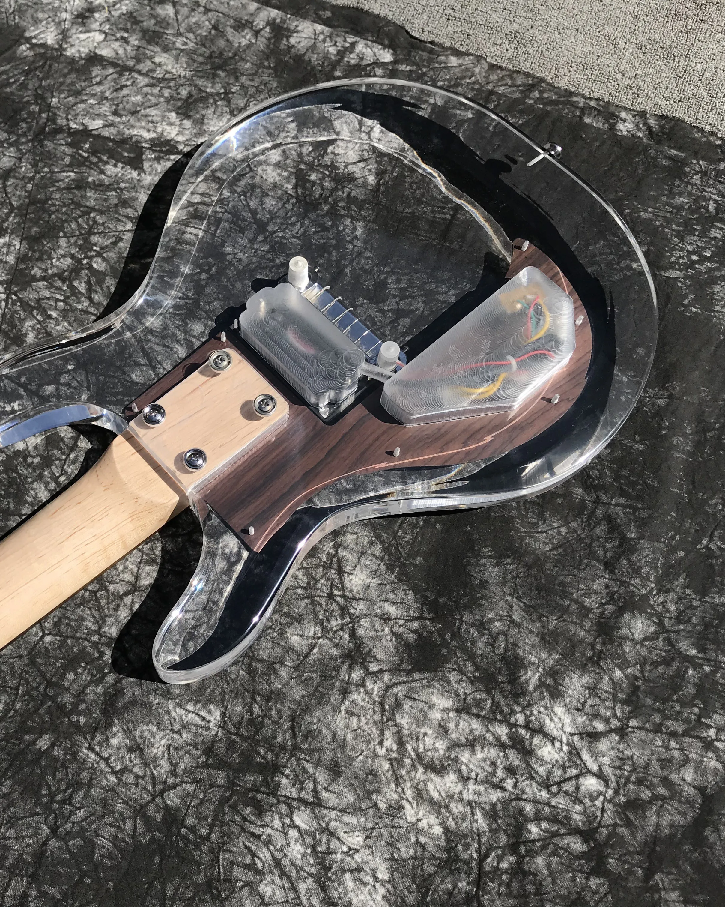 Transparent acrylic electric guitar,maple neck,rosewood fretboard, Rosewood guard,24 frets,648mm, enclosed pickup,1V 1T 1switch