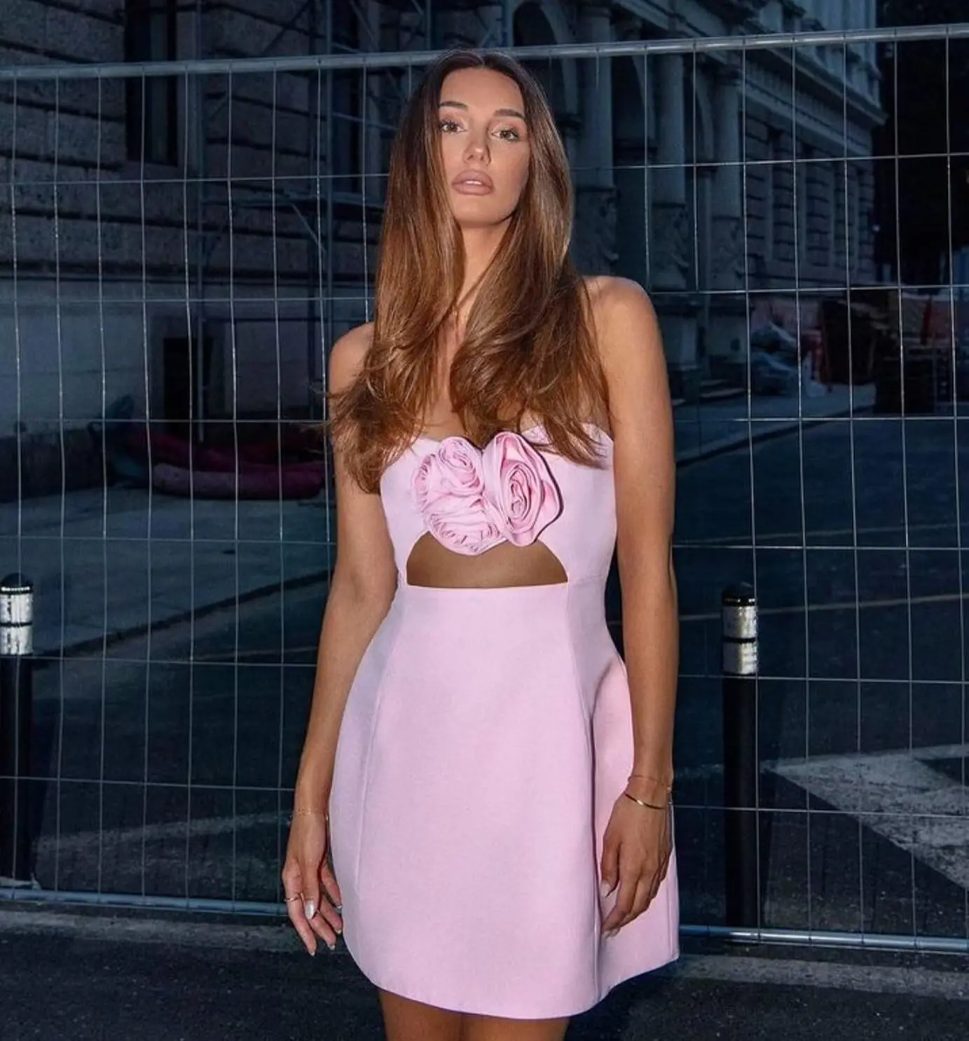 فساتين قصيرة لحفلات العودة للوطن ثلاثية الأبعاد 2025 من الساتان فساتين لحضور الحفلات الموسيقية بدون حمالات لحفلات التخرج وحفلات الكوكتيل فستان قصير