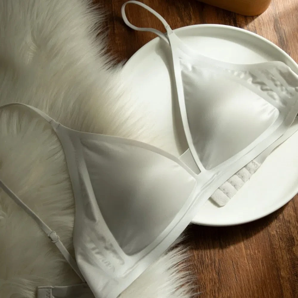 Dünner Satin-BH ohne Bügel mit tiefem V-Ausschnitt, stoßfest, eng anliegender BH für Frauen, formt die Brüste, nahtlos, spurlos, für Sport und Laufen geeignet. – Detail 9