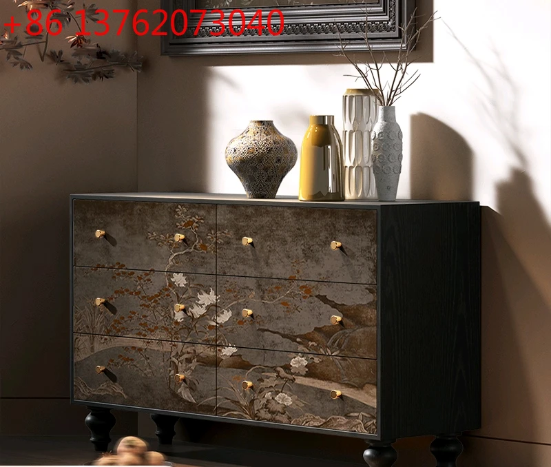 

Входной шкаф во французском стиле ретро, входная дверь у стены, комод, спальня, шестисудовый шкаф.