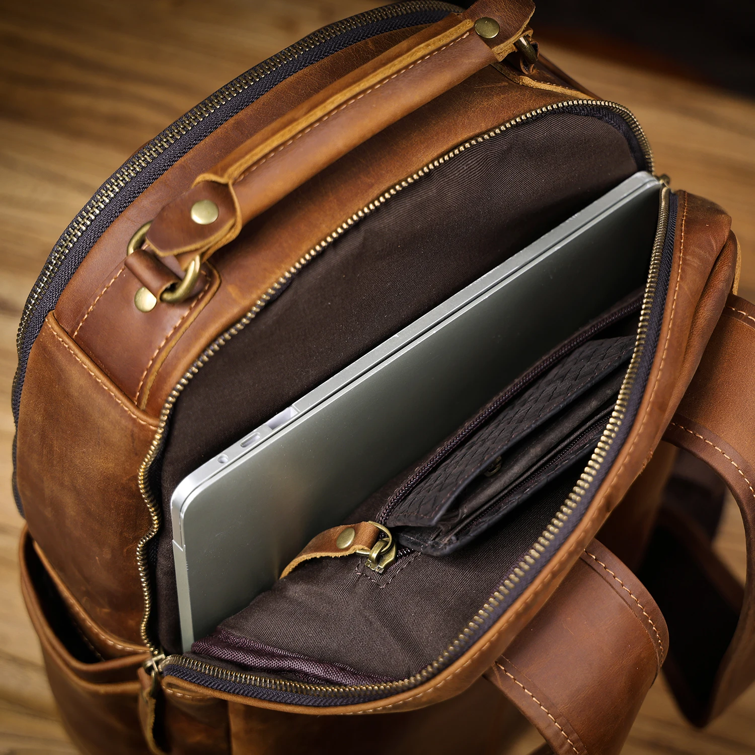 Vintage handgefertigter Rucksack aus hochwertigem Echtleder für Herren, Leder-Laptop-Umhängetasche, Crazy Horse Schultasche, modisch für Männer – Detail 14
