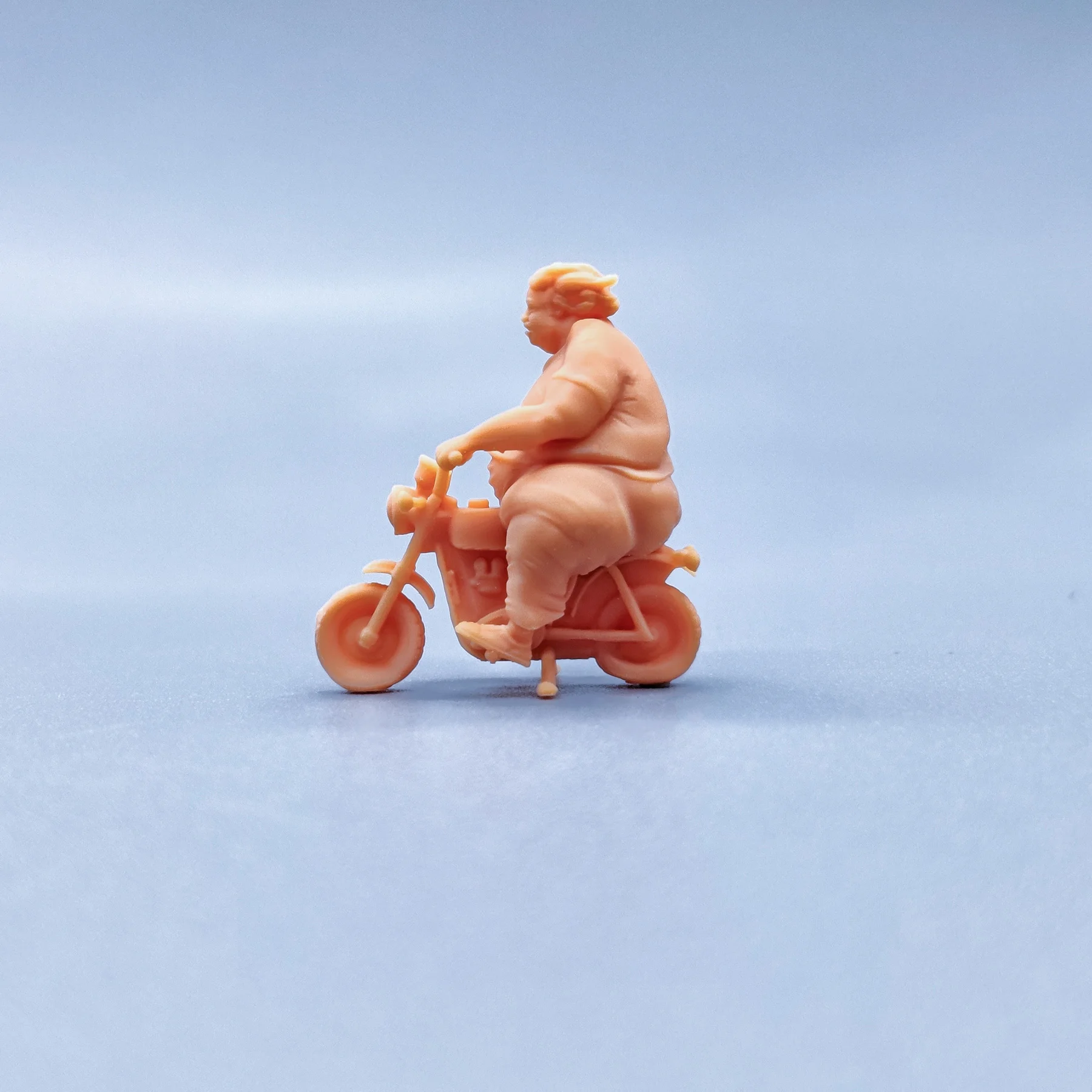 1/64 1/43 Beeldjes Schaal Model Resinbig Fat Man Rijden Kleine Motorfiets Ongekleurde Miniaturen Diorama Handgeschilderd V032