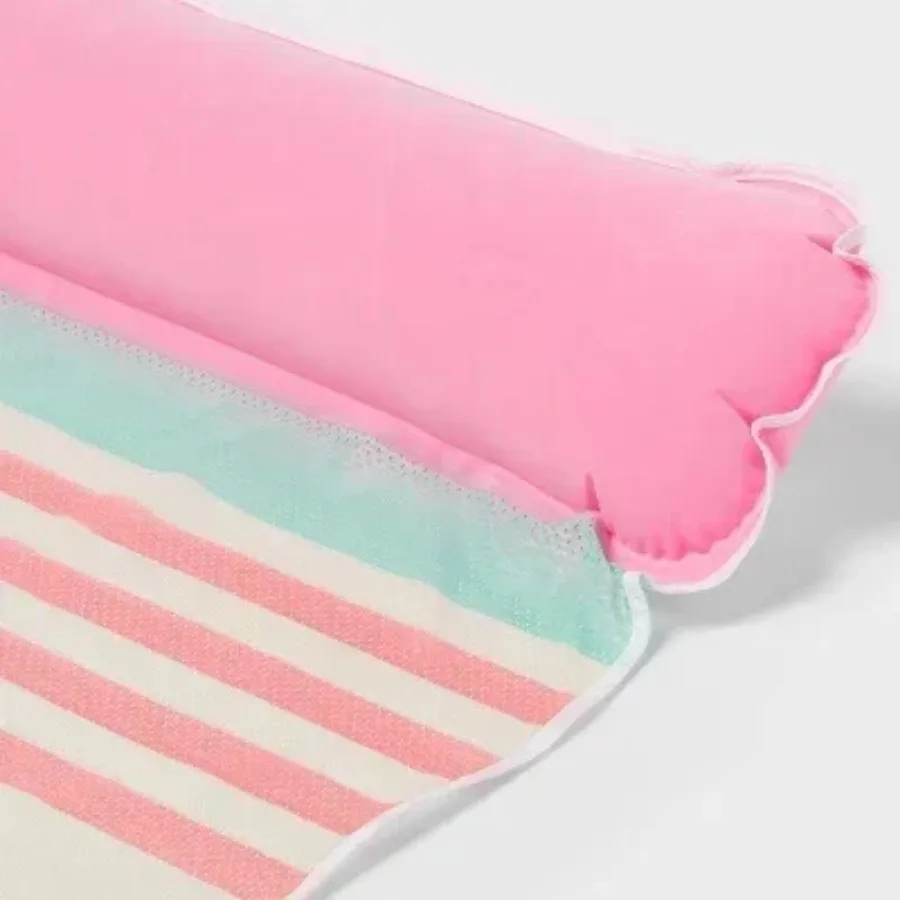 Сетчатый гамак в полоску включает удобную сумку для переноски.