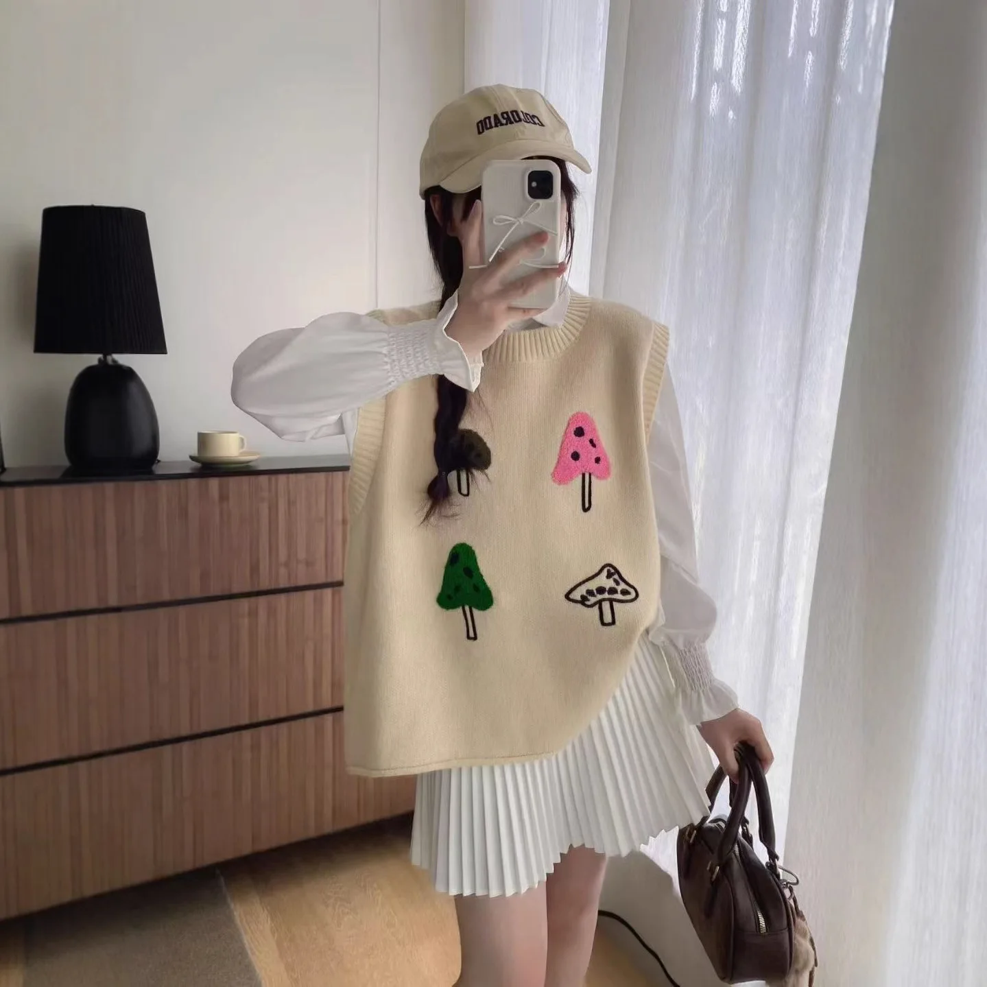 Autumn and Winter New Cute Loose Fitting Sleeveless Knitted Vest, College Style Embroidered Sweater, Vest, Women's Clothing