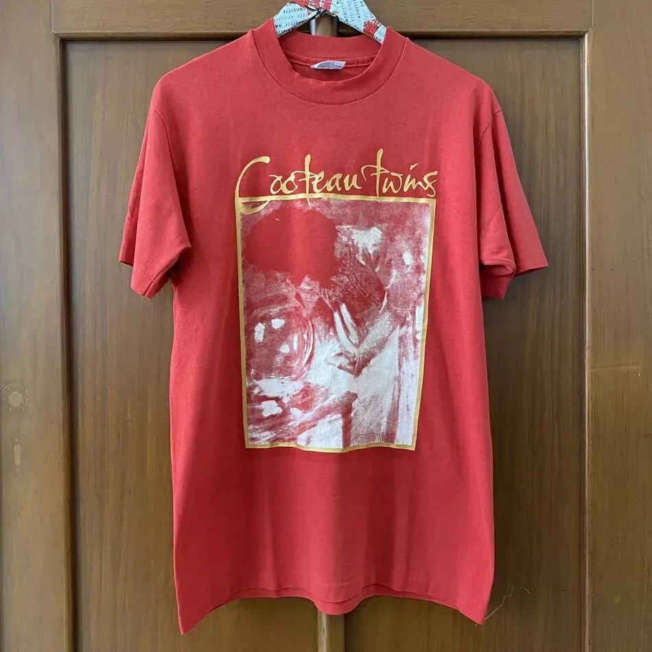 

Винтажная футболка Cocteau Twins Band, красная футболка унисекс, подарки для фанатов, перепечатка VN1534, негабаритный товар, концерт, уличная одежда, графика, ретро