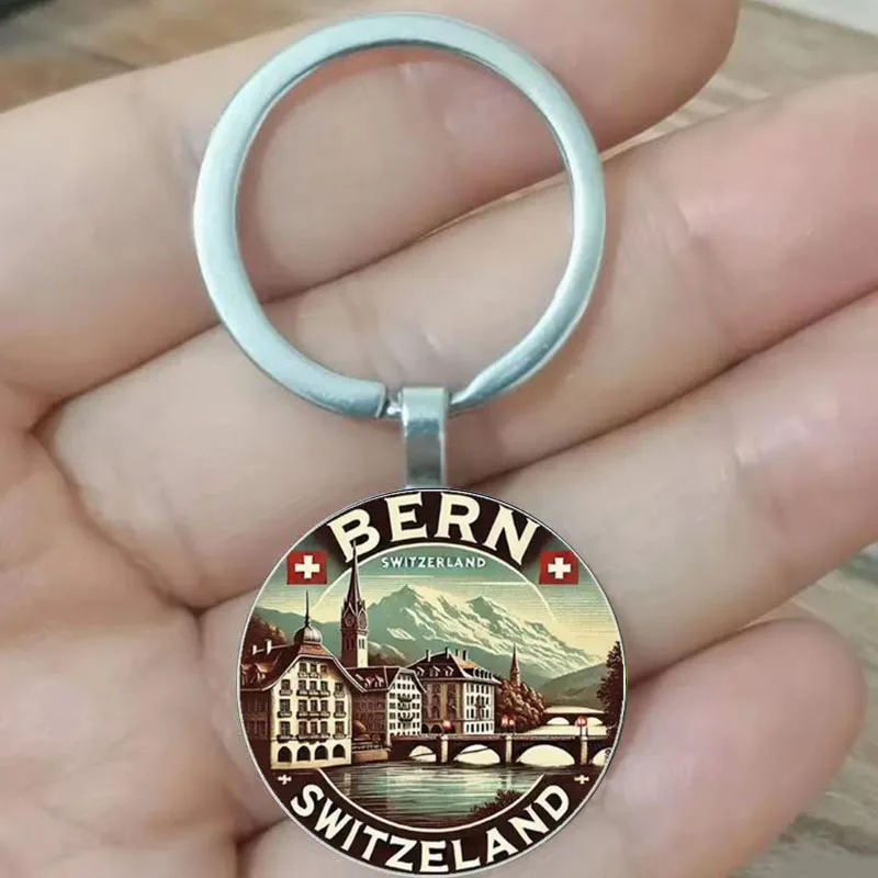 Paisaje suizo vintage, con la bandera suiza y la ciudad vieja Aare River&Bern: robustos recuerdos de metal para entusiastas de la suiza