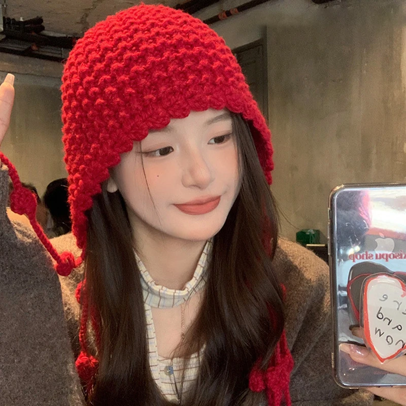 قبعة سفر نسائية من Atmosphere Wear قبعة محبوكة بشرابة كروشيه حمراء