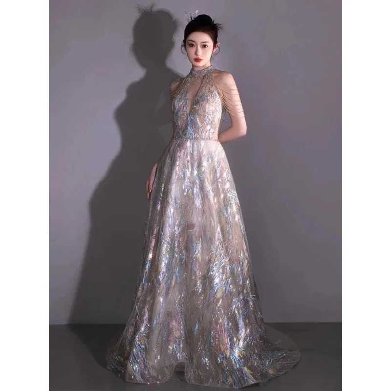 Robe de soirée de l'industrie lourde, luxe léger haut de gamme, hôte de scène de niche, jupe longue, suspension au cou, robe de grillage, sens de la mariée