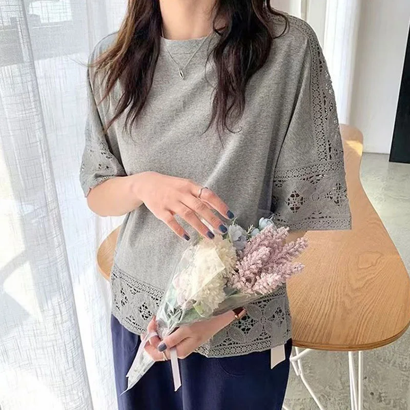 Summer Lace Splice Hollow out round Ne ort Sve T-irt Women's Versatile irt Commute Sle Loose Fit Artistic Pattern