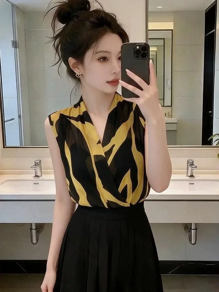 Elegant V-Neck Sleeveless Shirt Women's Fashion Design Color Block Versatile Top Casual Style Slim Fit Summer New Arrival