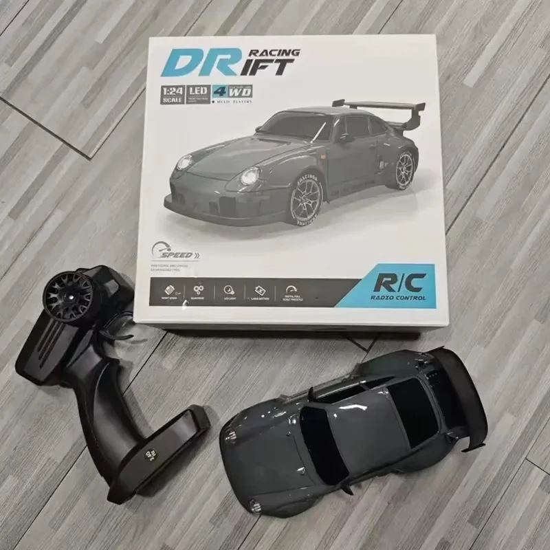 1/20 Schaal 4WD Afstandsbediening Drift Car RTR – Hoogwaardig krachtig RC-voertuig met volledige gas en banden Wegbarrières