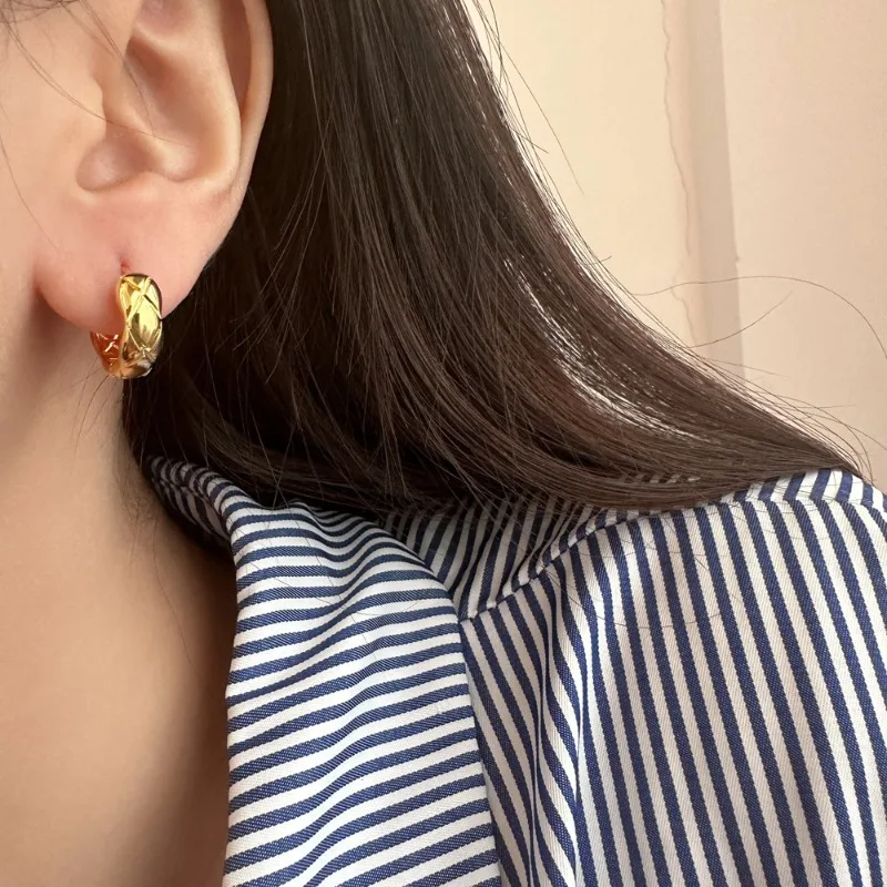 Metal plaid circular earrings 2024 new temperament earrings, niche design, fashionable and cool style Ear Studs, jewelry