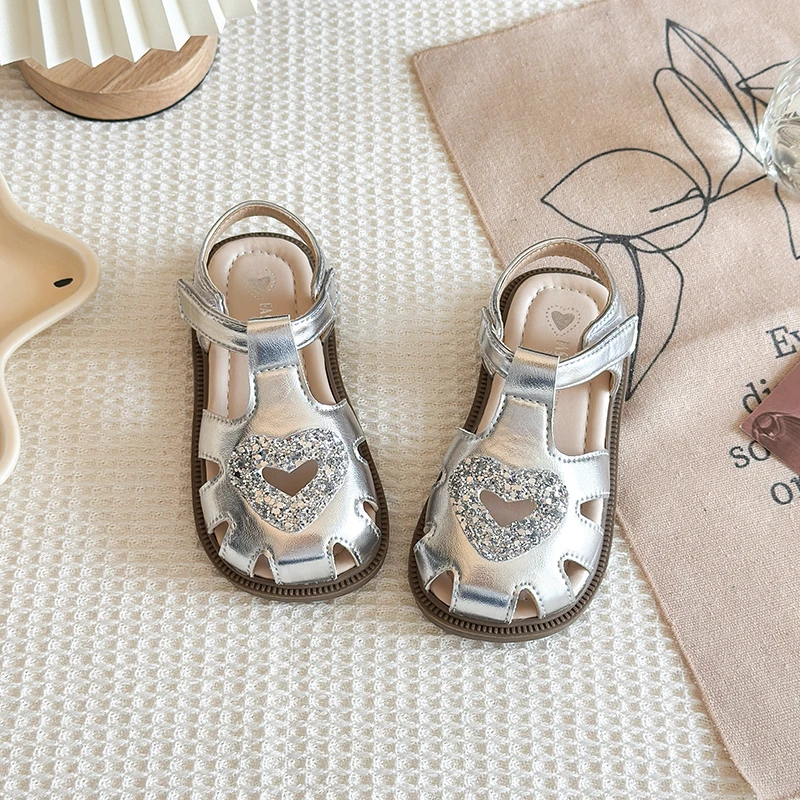 

Сандалии для девочек, летняя обувь принцессы с серебряным сердечком, детская удобная повседневная обувь на мягкой подошве на плоской подошве, детские дышащие пляжные сандалии
