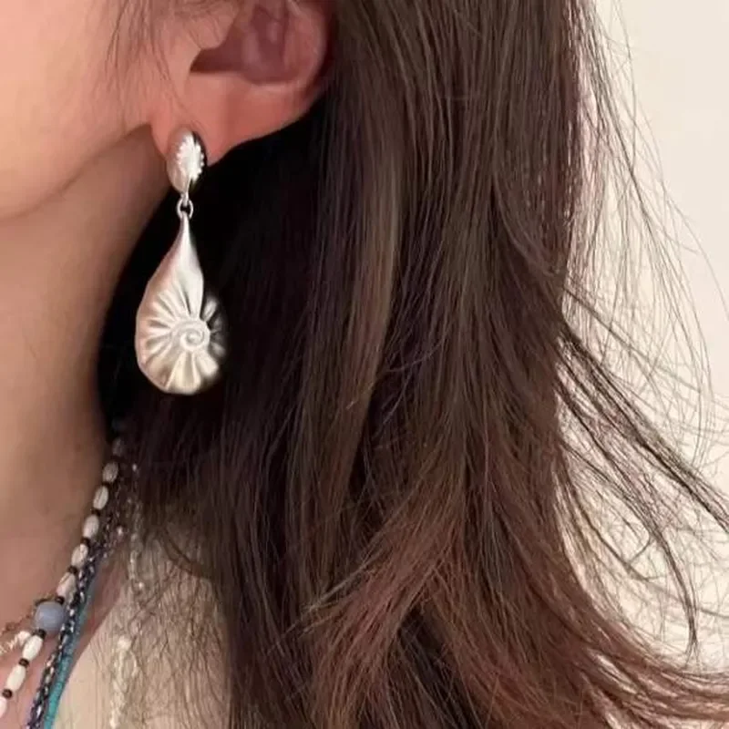 Niche design retro pleated shell shape drooping earrings women's light luxury fashionable new high-end cold wind earrings