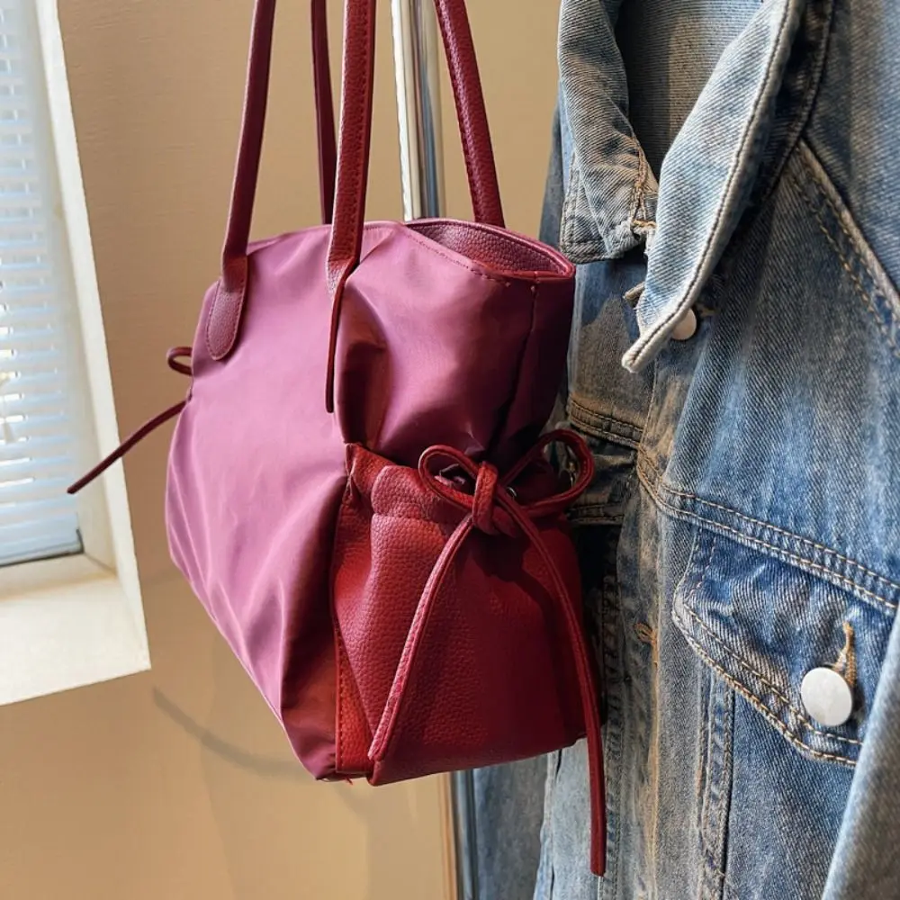 حقيبة كتف نايلون عادية محمولة بسحاب على الطراز الكوري من قماش النايلون حقيبة حمل ذات سعة كبيرة وخفيفة الوزن تحت الإبط للسفر