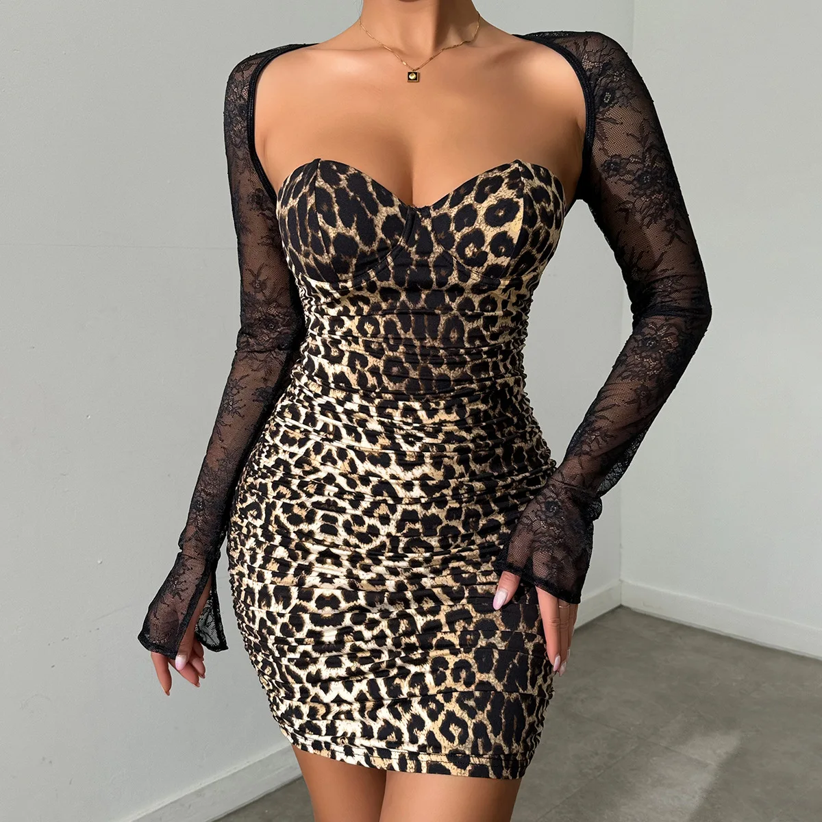 Vestidos de leopardo francês para mulheres, renda sexy, manga comprida transparente, vestido de tubo, roupa de festa noturna, mini vestido fino com quadril