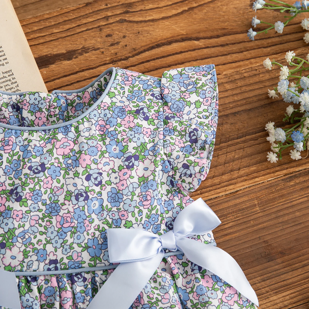 Sommerliches, hübsches blaues Blumenkleid mit Rundhalsausschnitt für Babymädchen im koreanischen Stil, trendiges süßes Kleid mit Schleife, Geburtstagsgeschenk, lässiges Kleinkindkleid – Detail 7