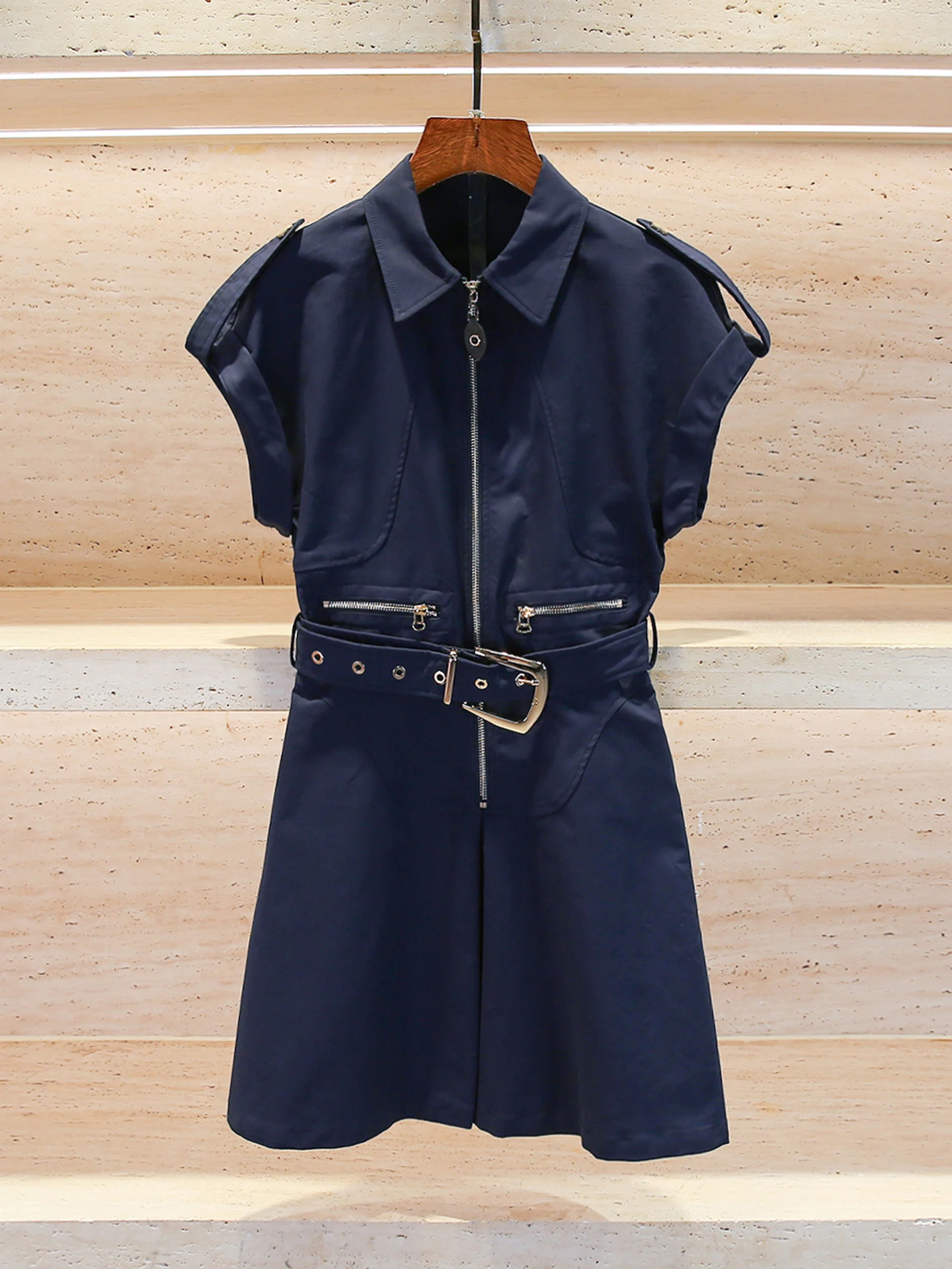 Elegancka damska spódnica z wysokim stanem, rozkloszowana, z paskiem, zapinana na zamek, idealna do pracy, jesień, styl biznesowy.