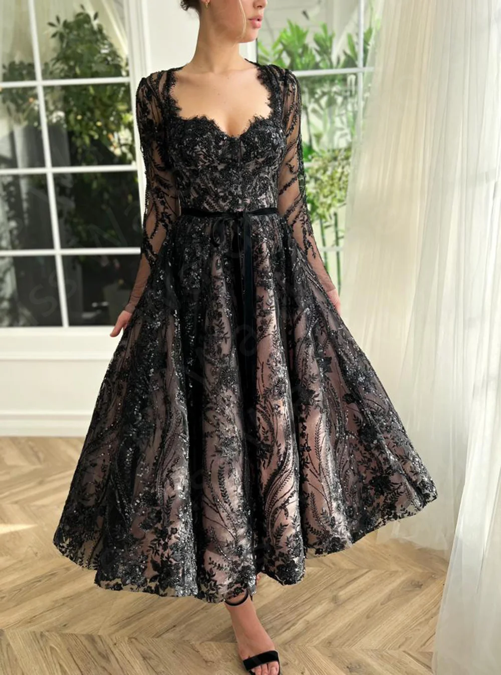 Vintage Black Evening Dresses Lace 2024 Prom Party Gowns Mid Calf Length Long Sleeves Wedding Guest Dress Sequined Sweetheart