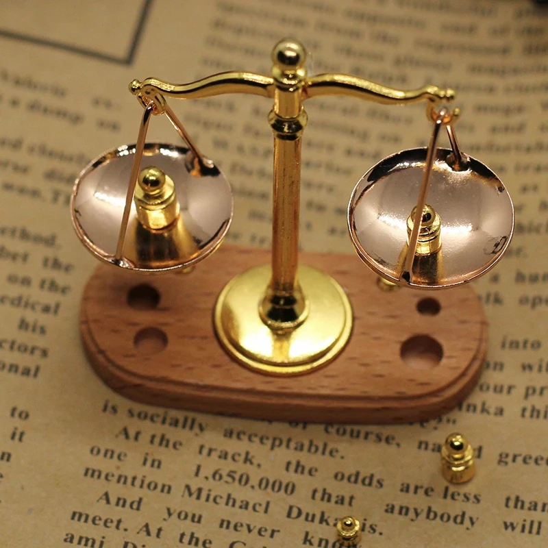 Mini Balança Antiga de Justiça: Modelo Requintado para Decoração de Casa, Ornamento Vintage, Acessório em Miniatura, Presente Infantil