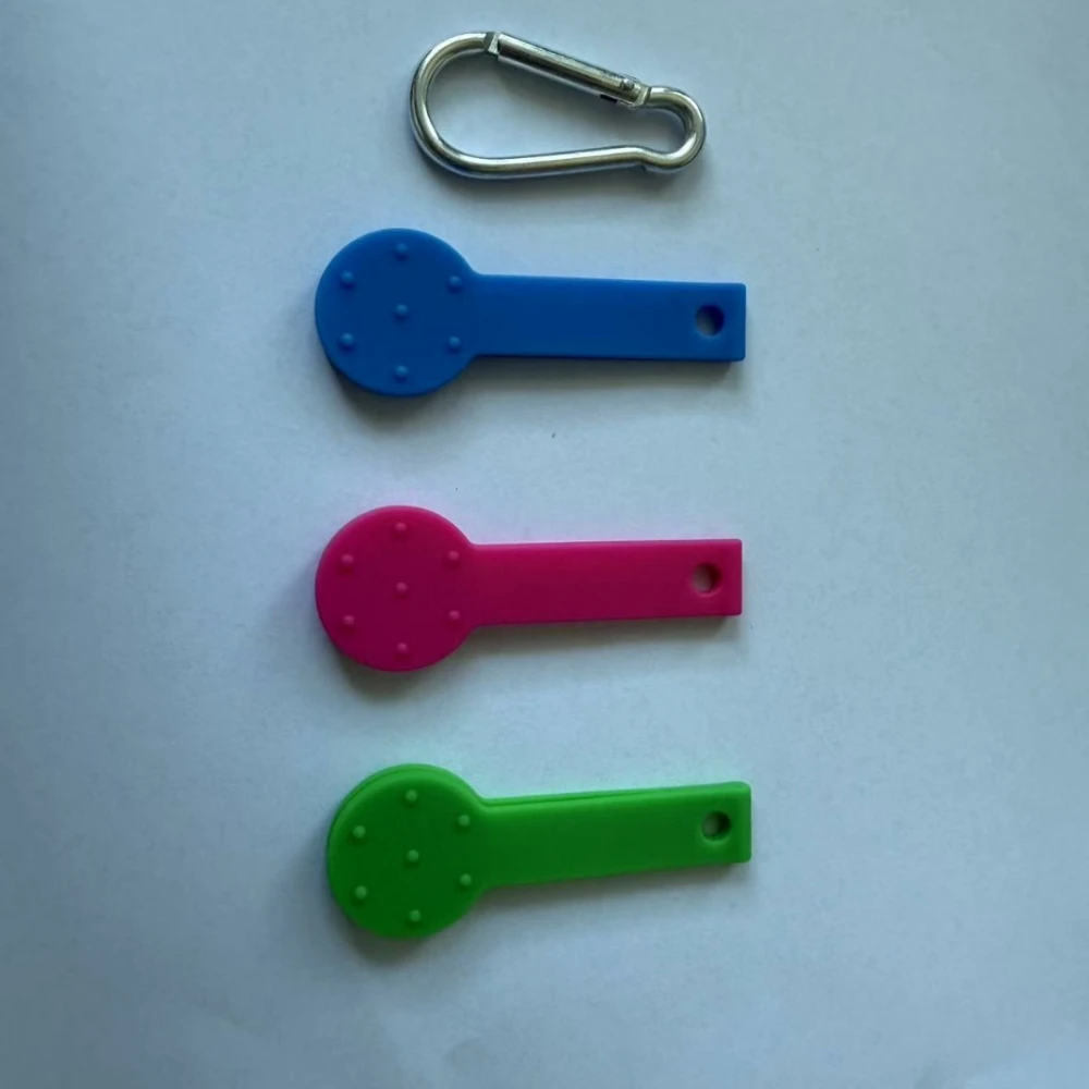 2 قطعة متعدد الألوان مشبك بلاستيكي معدني مستدير اللوازم المكتبية المدرسية الكلب البراز حقيبة فتاحة الزجاجات في الهواء الطلق لمشابك حقيبة التخزين #2