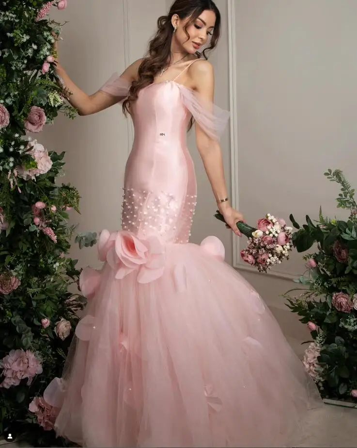 Gaun Prom Arab Putri Duyung Merah Muda Blush Gaun Acara Malam Panjang Saudi Tutu Ukuran Khusus Bahu Terbuka Kristal Bunga 3D