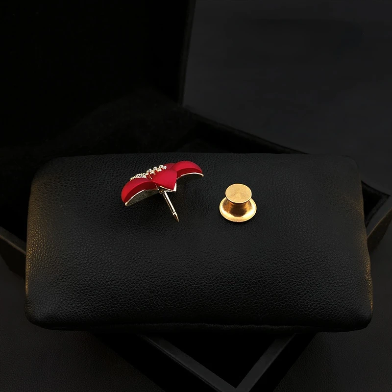Red Small Flower Brooch Luxury High-End Mini Collar Pin Suit Neckline Corsage Accessories Women Rhinestone Jewelry Gift Pin 1262