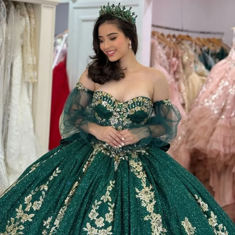 

Блестящие темно-зеленые платья Quinceanera по индивидуальному заказу с открытыми плечами и аппликацией из блесток, кружевной бант, длинный хвост, Vestido 15, Quinceanera