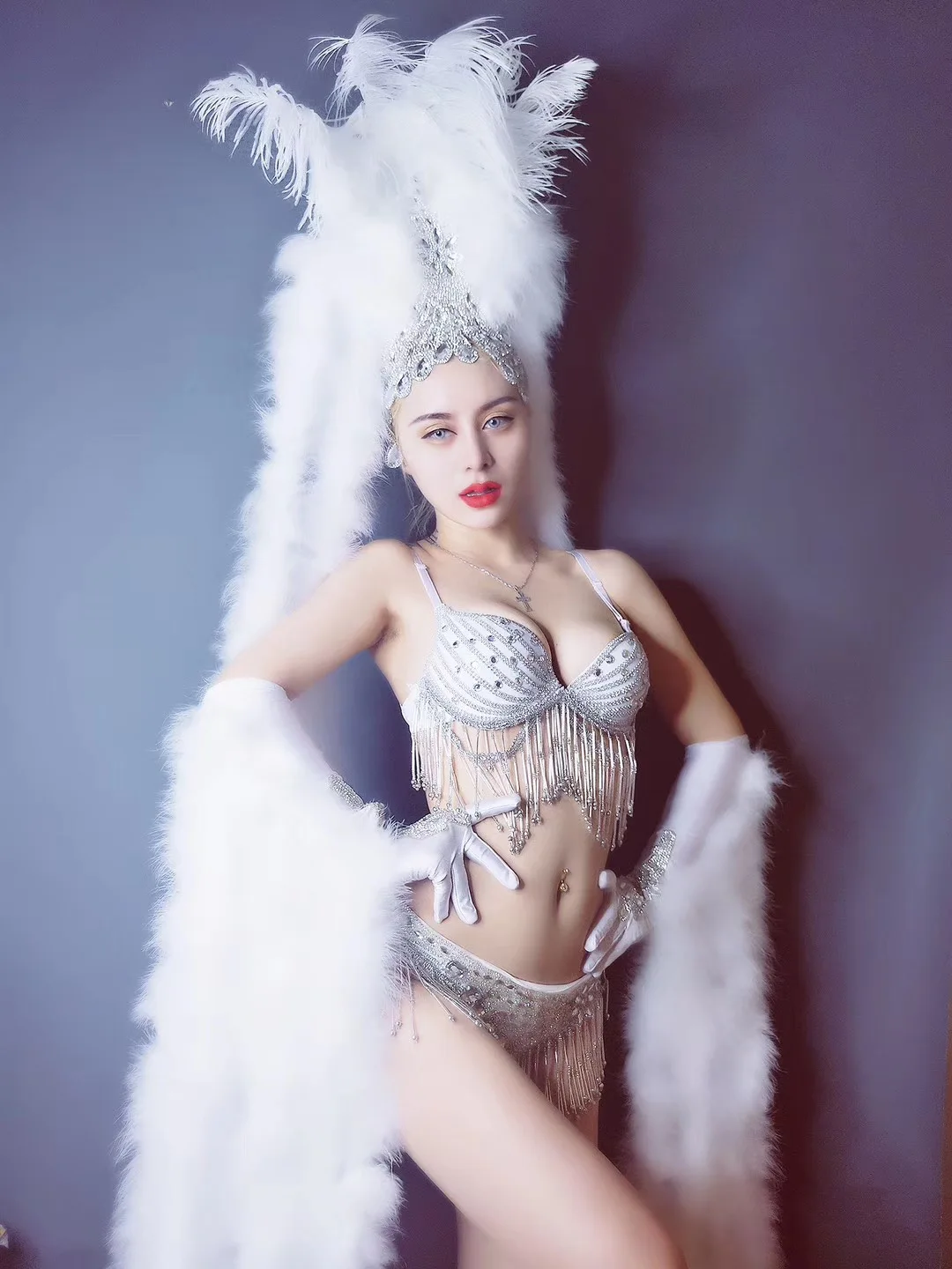 

Sexy White Feathers Gloves Headdress SparklyCrystals Bikini Set Nightclub Female PartyModels Catwalk Stage Outfit DJ Costume