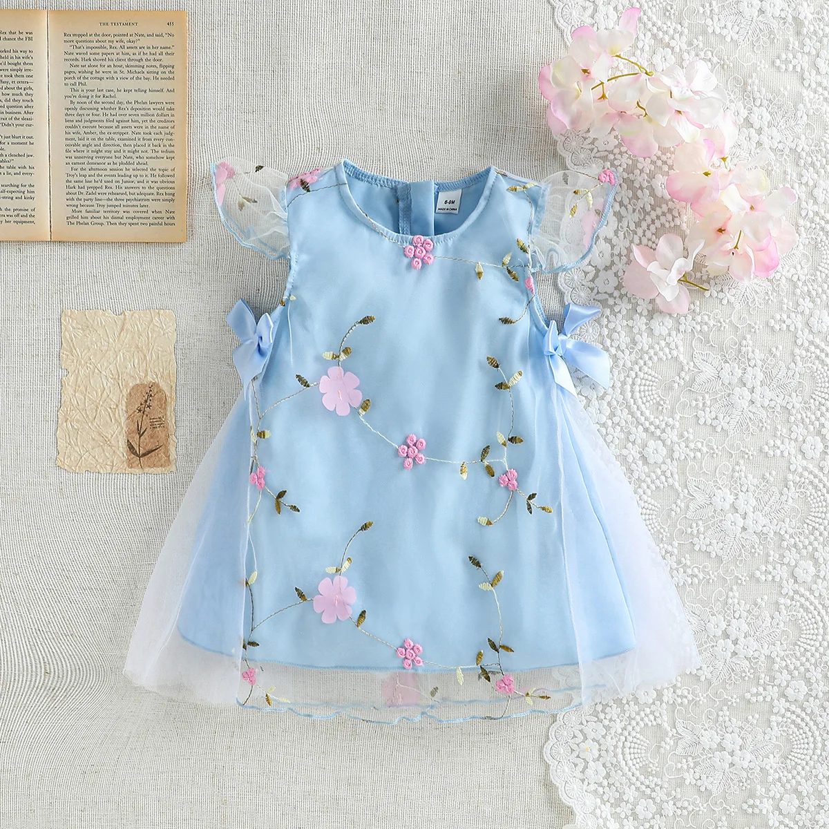 vestido-de-princesa-doce-de-verao-para-bebes-meninas-com-delicado-bordado-floral-azul-claro-e-mangas-de-tule-transparente