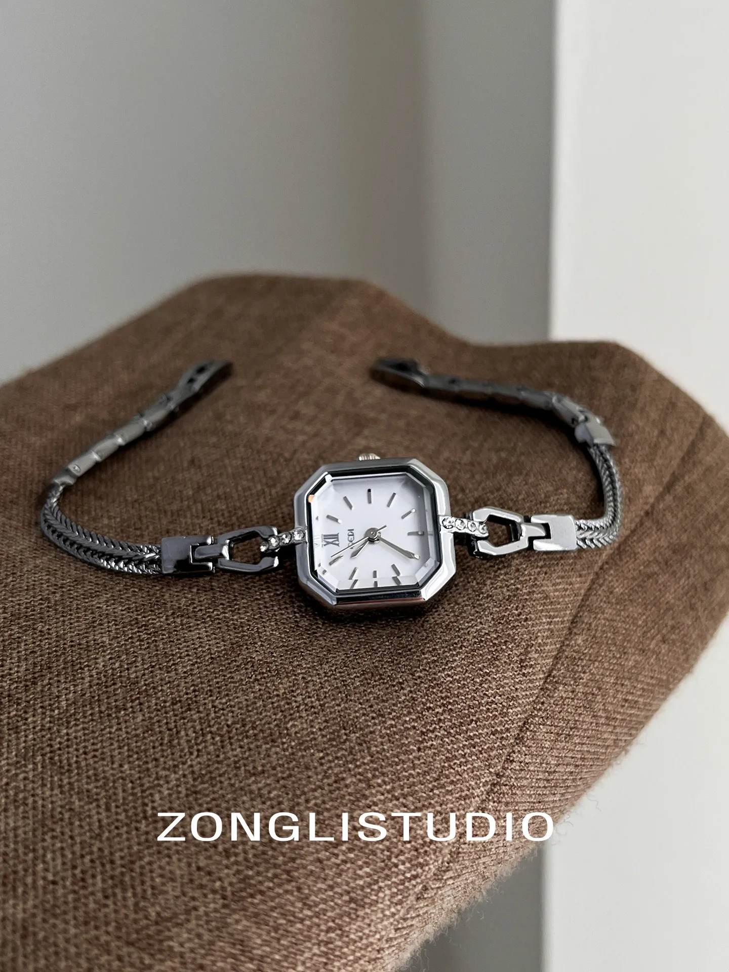 

EverydayVersatile And StylishWatchWith A Simple Yet Sophisticated Design FashionableQuartz WristwatchPerfect As AGift For Women.