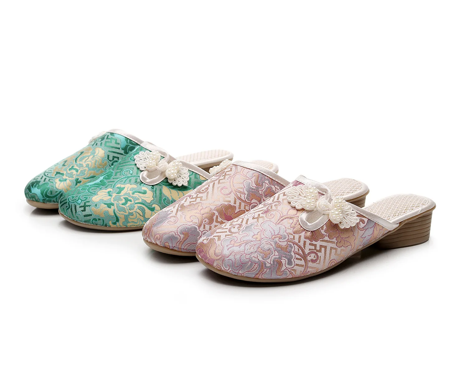 

Традиционная обувь в Пекине в сочетании с вышитыми туфлями и тапочками в стиле Cheongsam в национальном стиле.