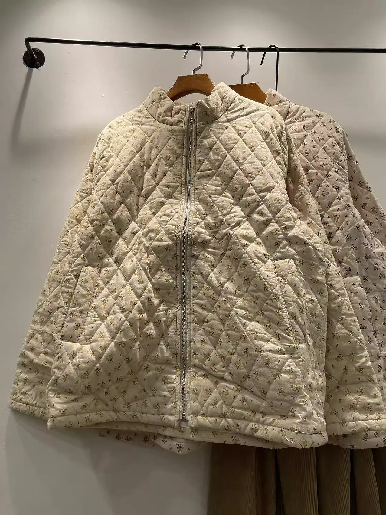 Kurtka damska w stylu Mori Girl z 2026 roku, japoński styl, rustykalny kwiatowy wzór, bawełniana, ocieplana, jesienna, miękka, ze stójką.